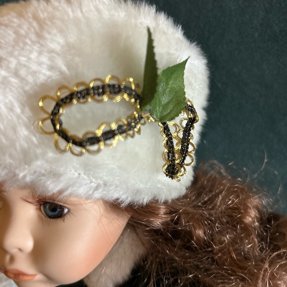 👀 HUGE SALE ACCENTS OCCASIONS 2000 AUTHENTIC COLLECTIBLE EDITION PORCELAIN DOLL - Picture 7 of 9